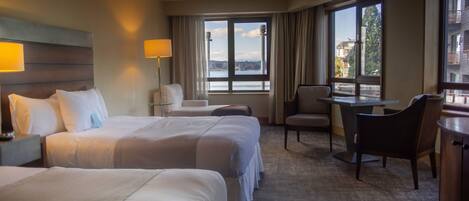 Minibar, coffres-forts dans les chambres, bureau, rideaux occultants