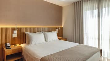 Quarto casal luxo | Frigobar, cofres nos quartos, escrivaninha, quartos à prova de som