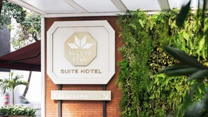 A sign for Regent Park Suite Hotel with a directional arrow pointing to the right. - Regent Park Hotel (São Paulo)