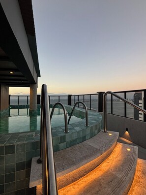 Una piscina cubierta, tumbonas