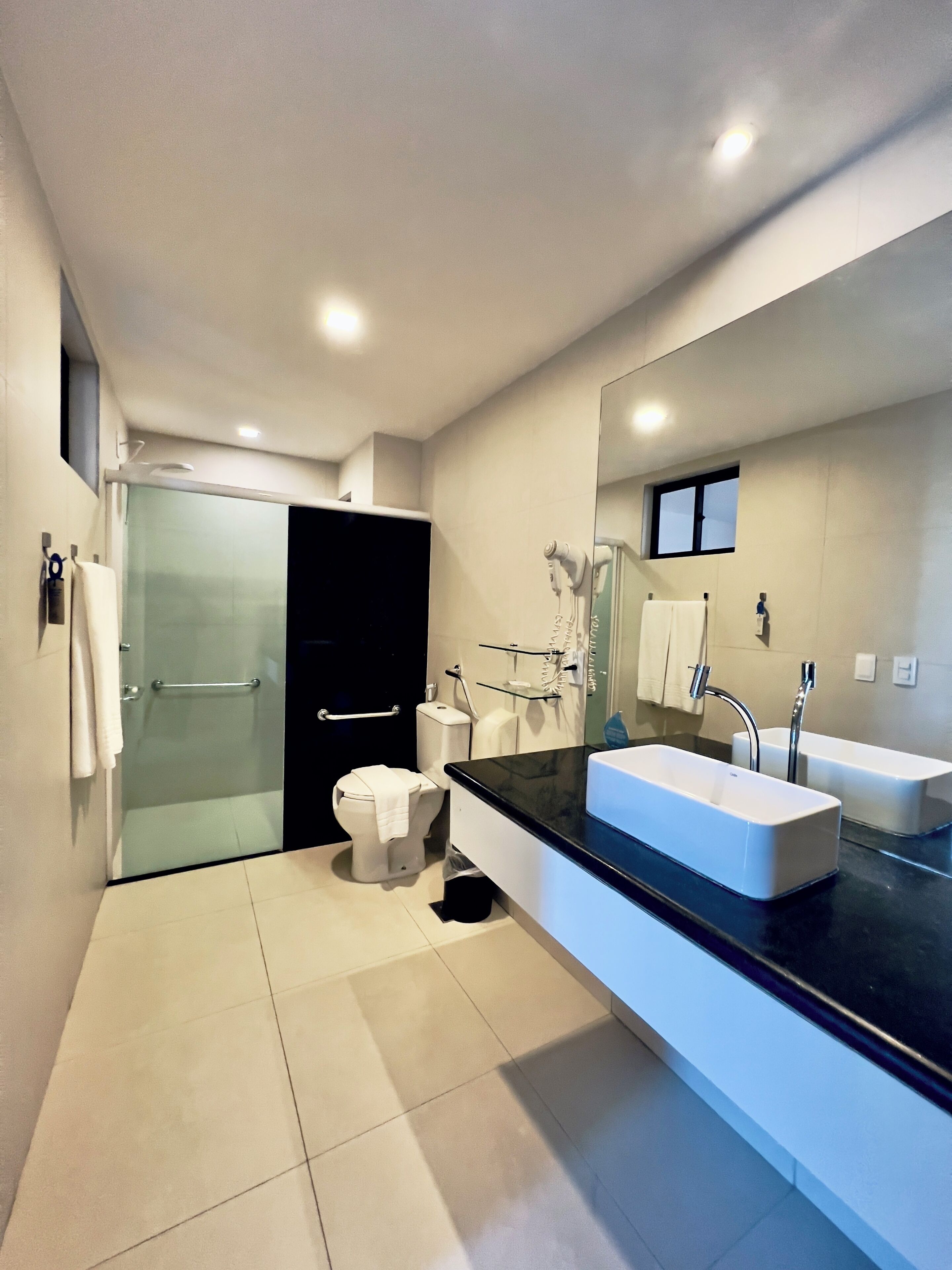 royal  2 quartos, vista para a praia | bathroom | shower, free toiletries, hair dryer, towels