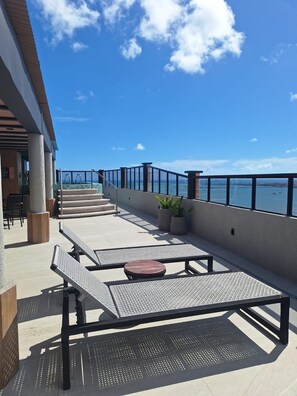 Kolam renang indoor, dengan kursi berjemur