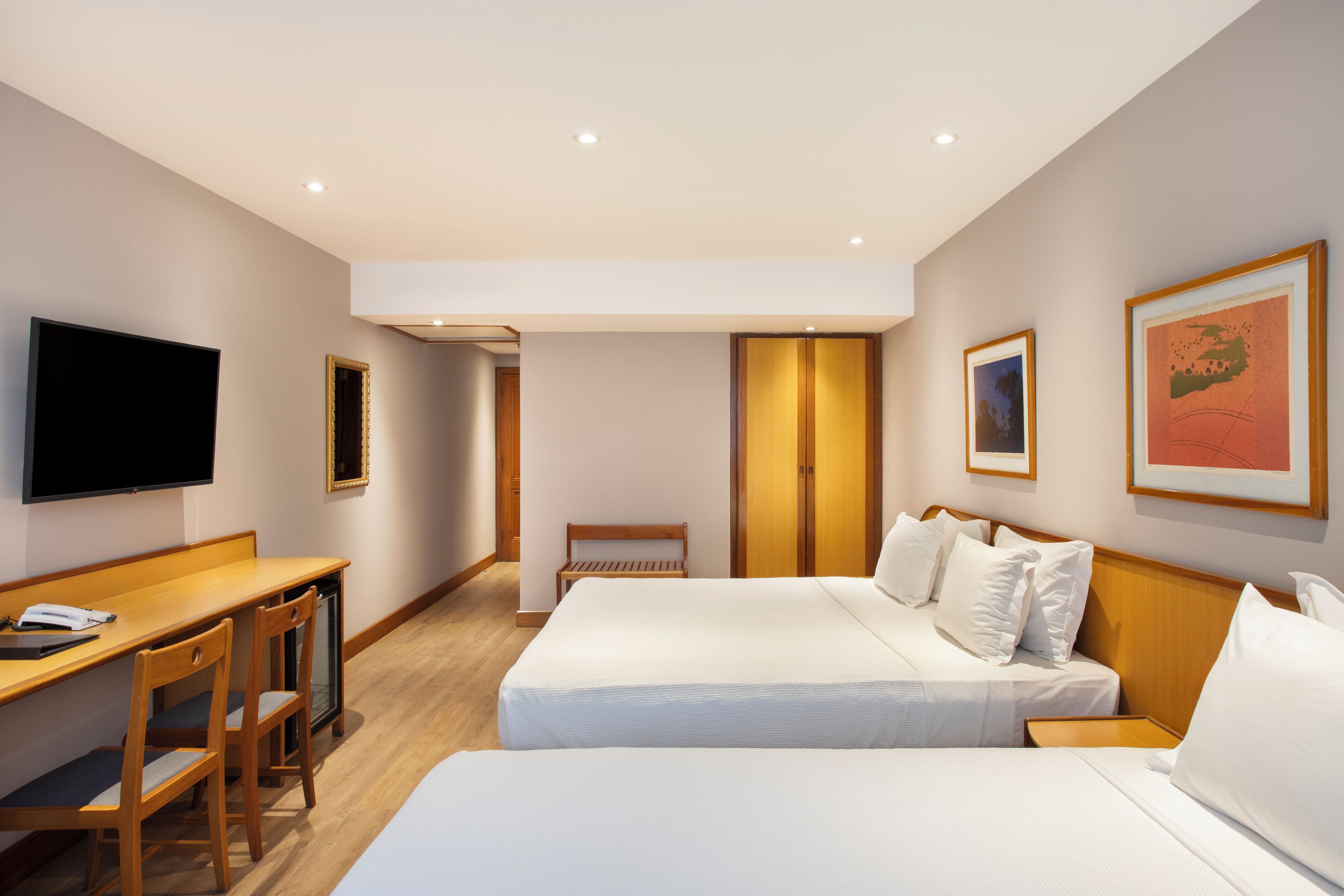 superior executivo family plan | minibar, in-room safe, desk, blackout curtains