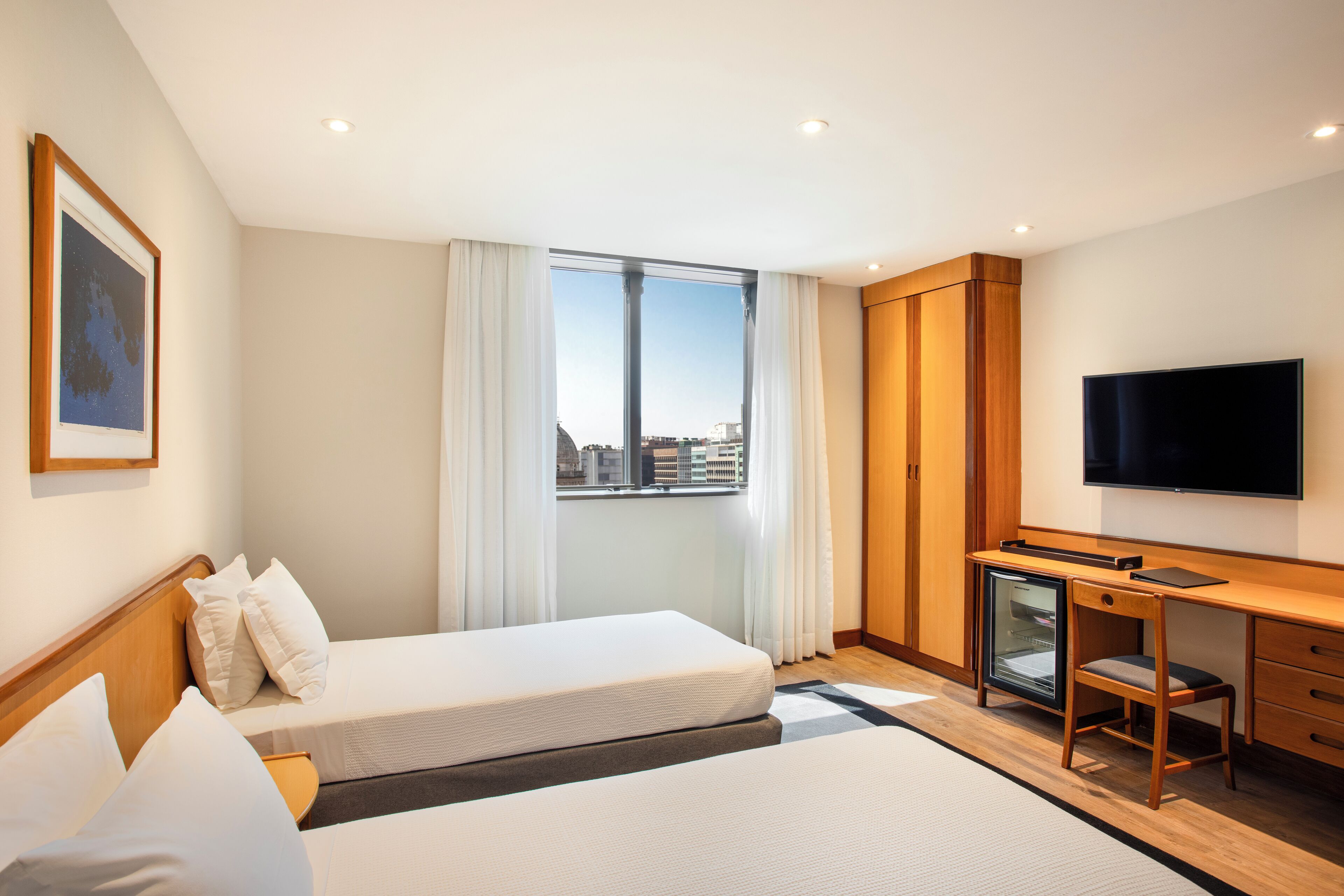 luxo com 2 camas de solteiro | minibar, in-room safe, desk, blackout curtains