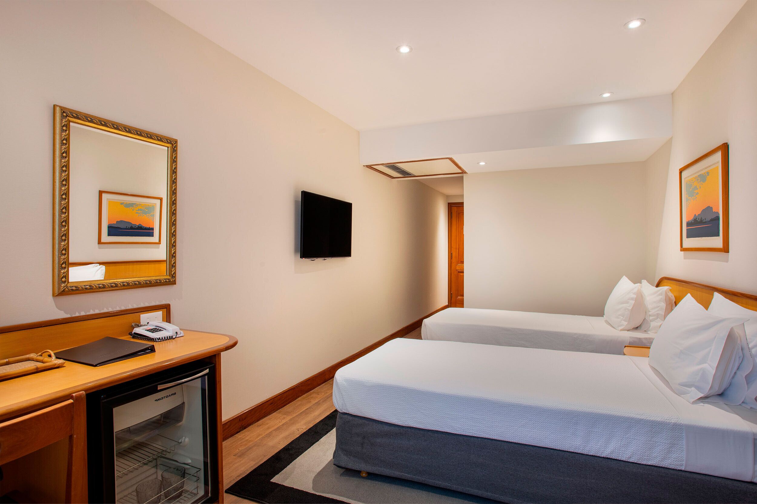 standard com 2 camas de solteiro | minibar, in-room safe, desk, blackout curtains