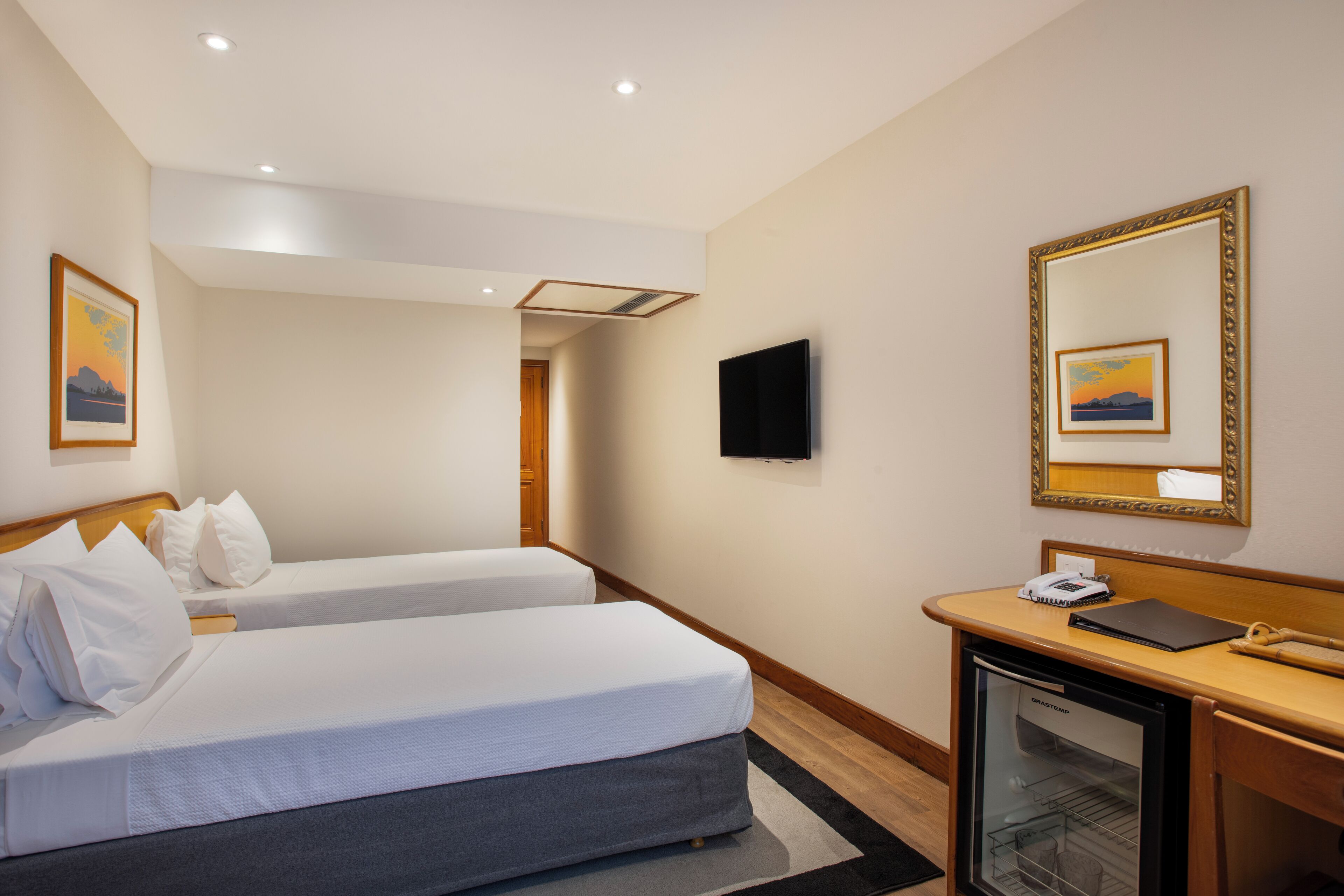 standard com 2 camas de solteiro | minibar, in-room safe, desk, blackout curtains