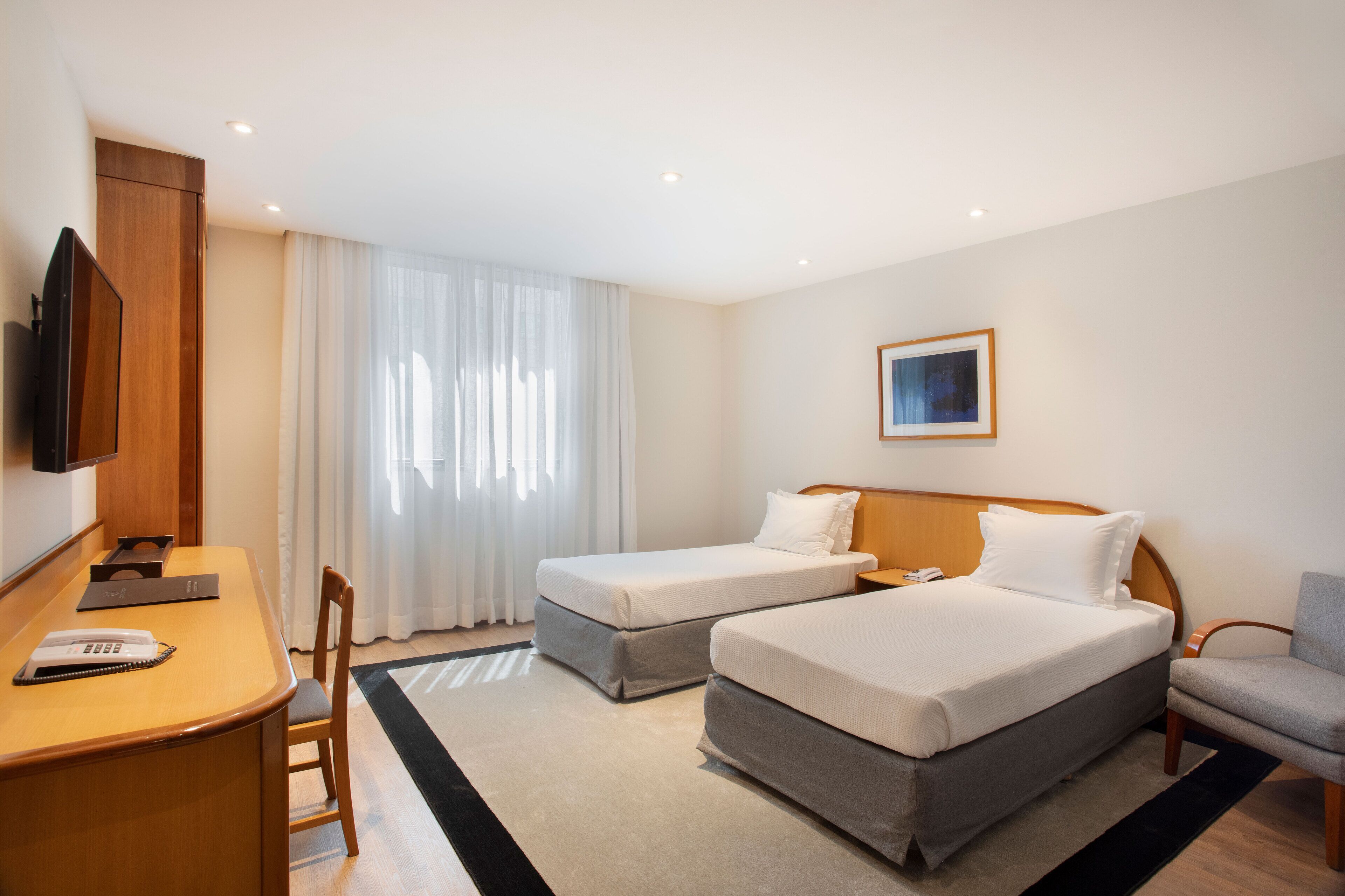 luxo com 2 camas de solteiro | minibar, in-room safe, desk, blackout curtains