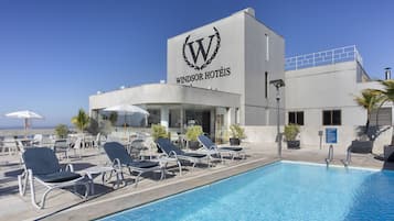 Outdoor pool, pool umbrellas, sun loungers