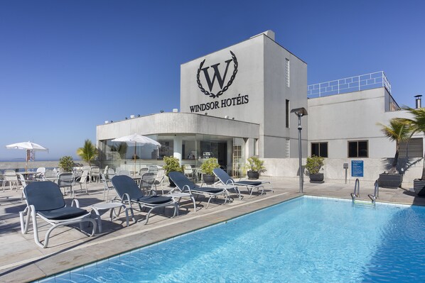Piscine extérieure, parasols de plage, chaises longues