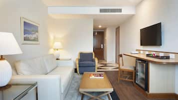 Minibar, coffres-forts dans les chambres, bureau