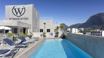 Outdoor pool, pool umbrellas, sun loungers