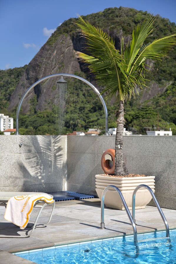Outdoor pool, pool umbrellas, sun loungers