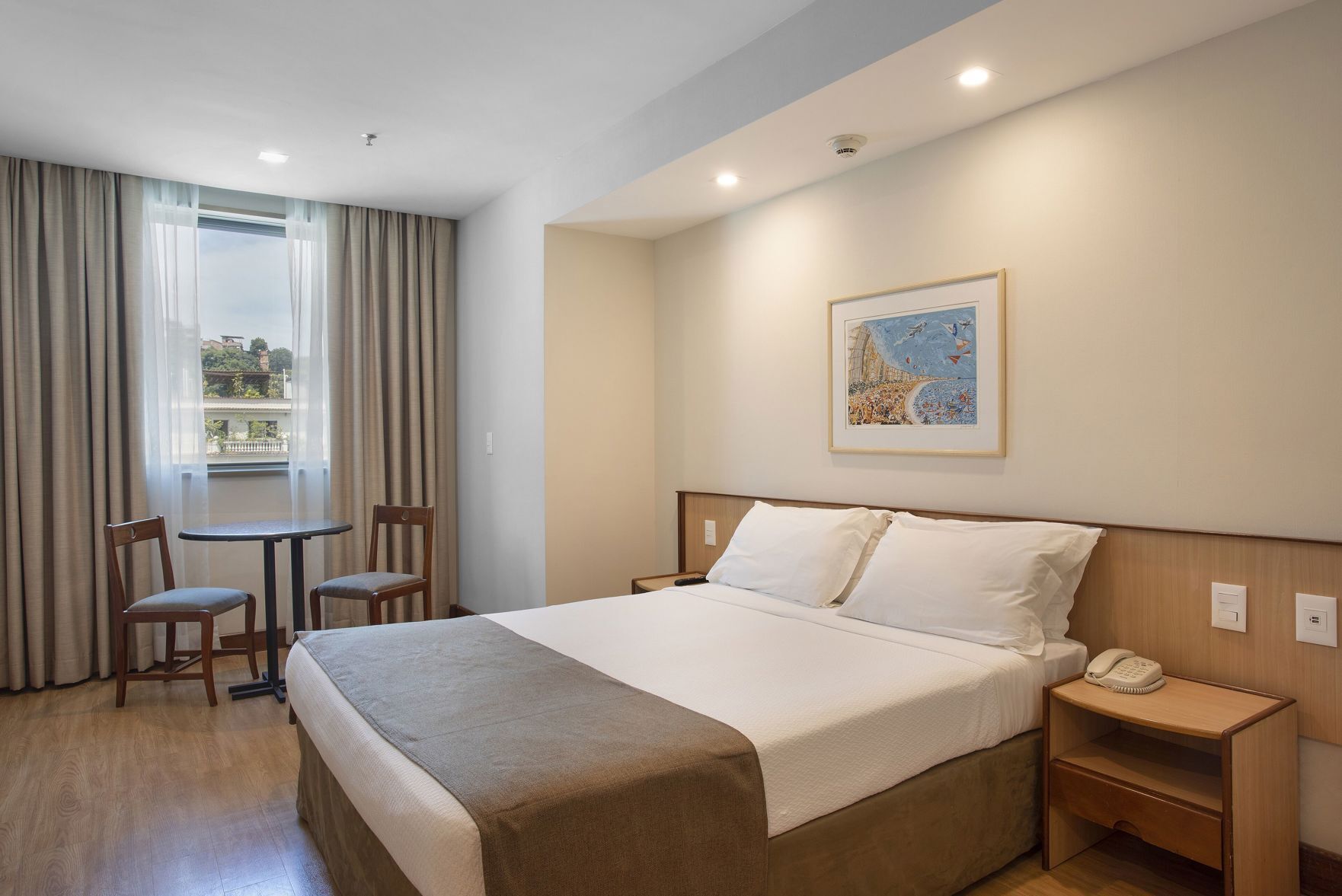 Minibar, caja de seguridad en la habitación y escritorio 