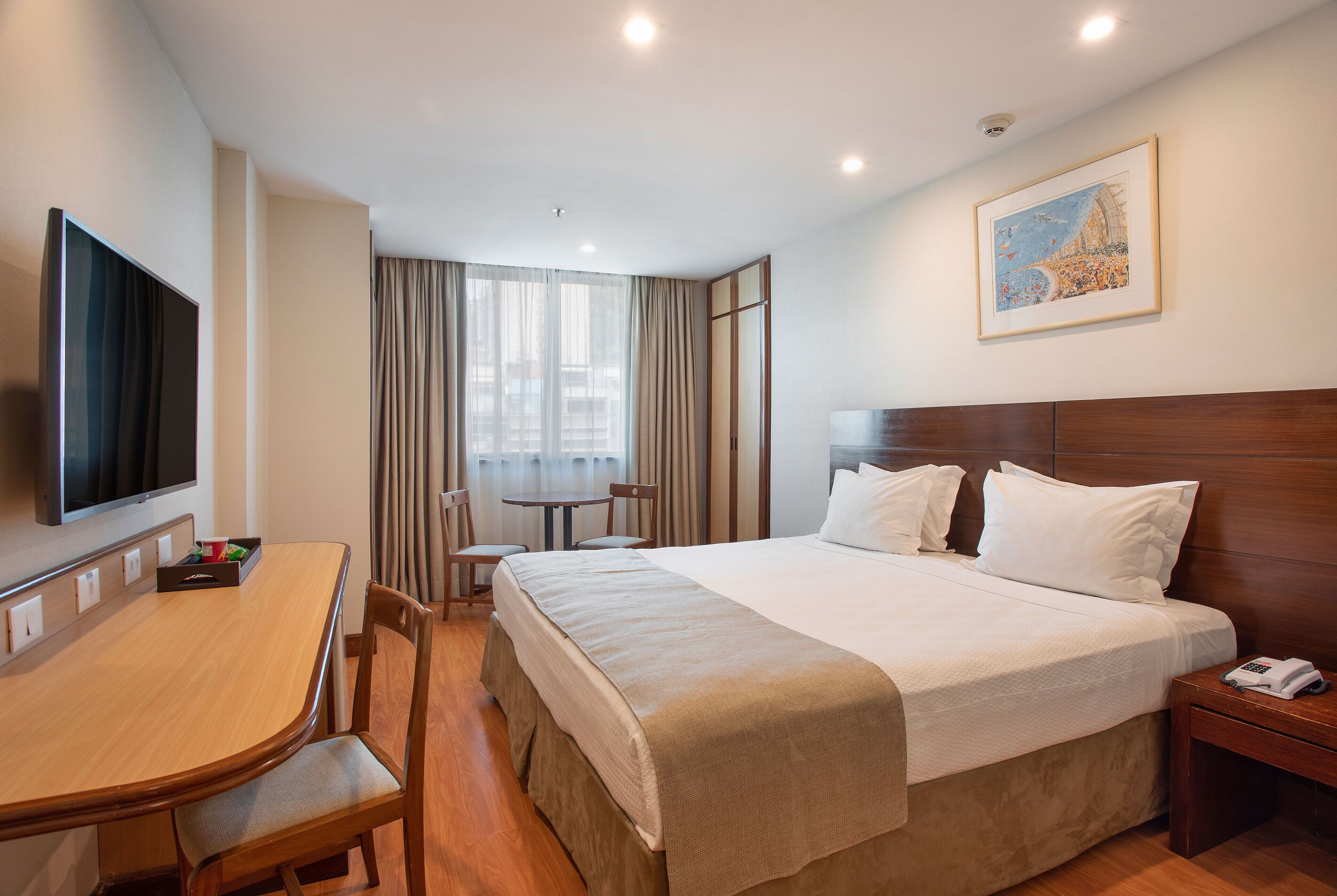 Luxo com Cama Casal | Minibar, in-room safe, desk, laptop workspace