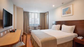 Luxo com Cama Casal | Minibar, in-room safe, desk, laptop workspace