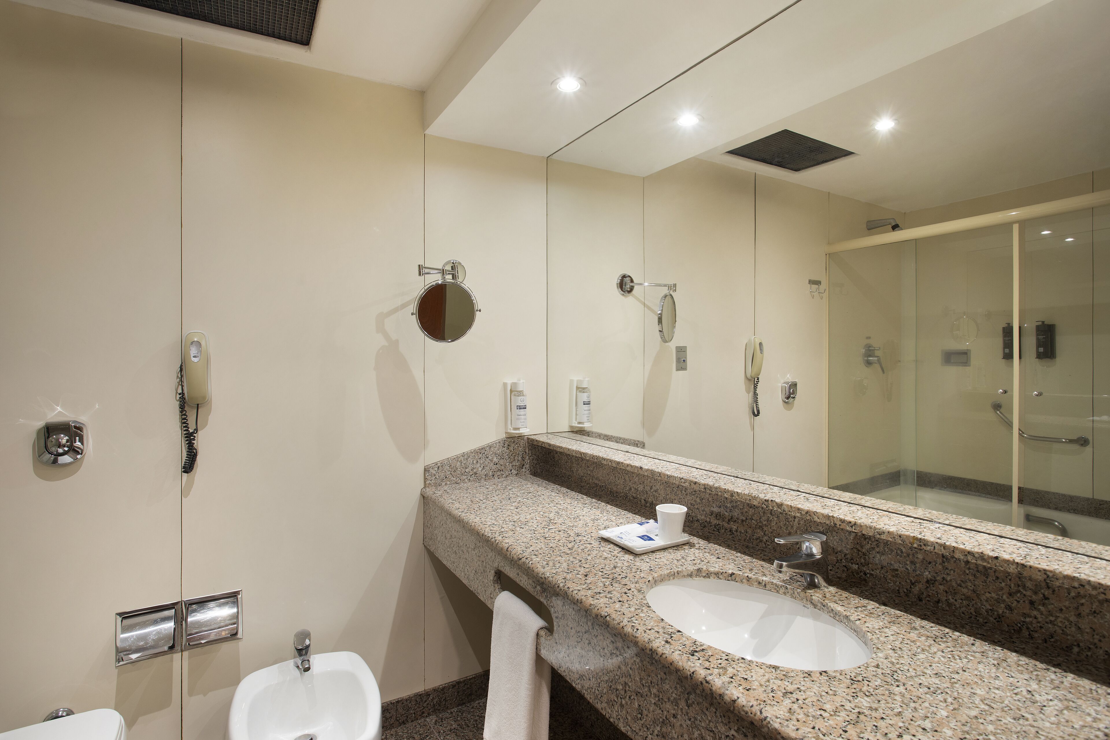luxo com cama casal | bathroom | shower, free toiletries, hair dryer, towels