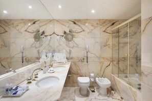Minibar, in-room safe, desk, laptop workspace - Windsor Plaza Copacabana (Rio de Janeiro)