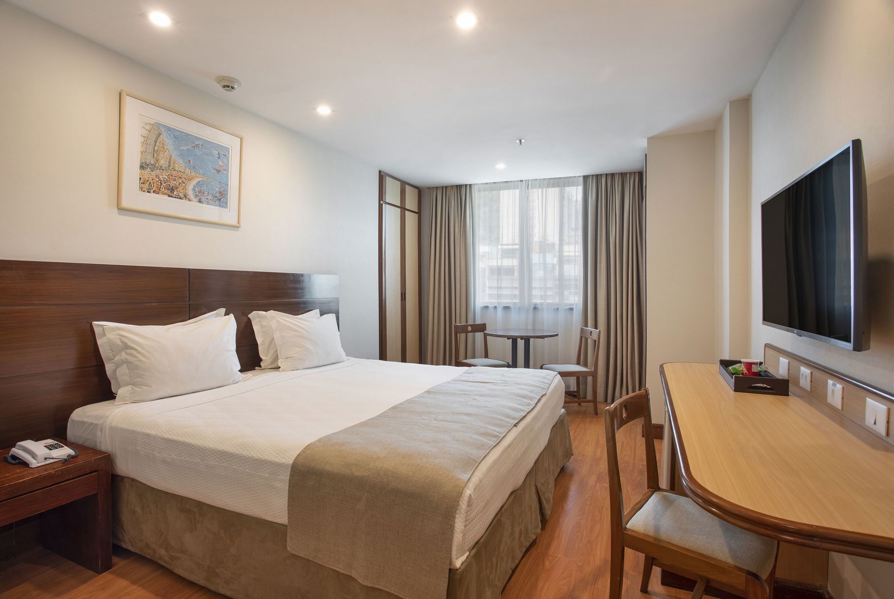 Minibar, caja de seguridad en la habitación y escritorio 