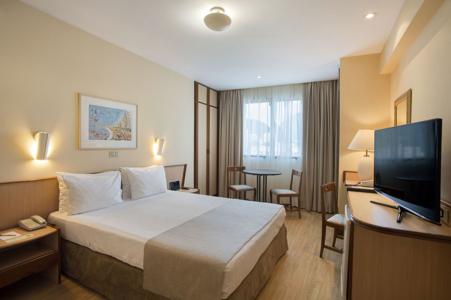 Minibar, caja de seguridad en la habitación y escritorio 