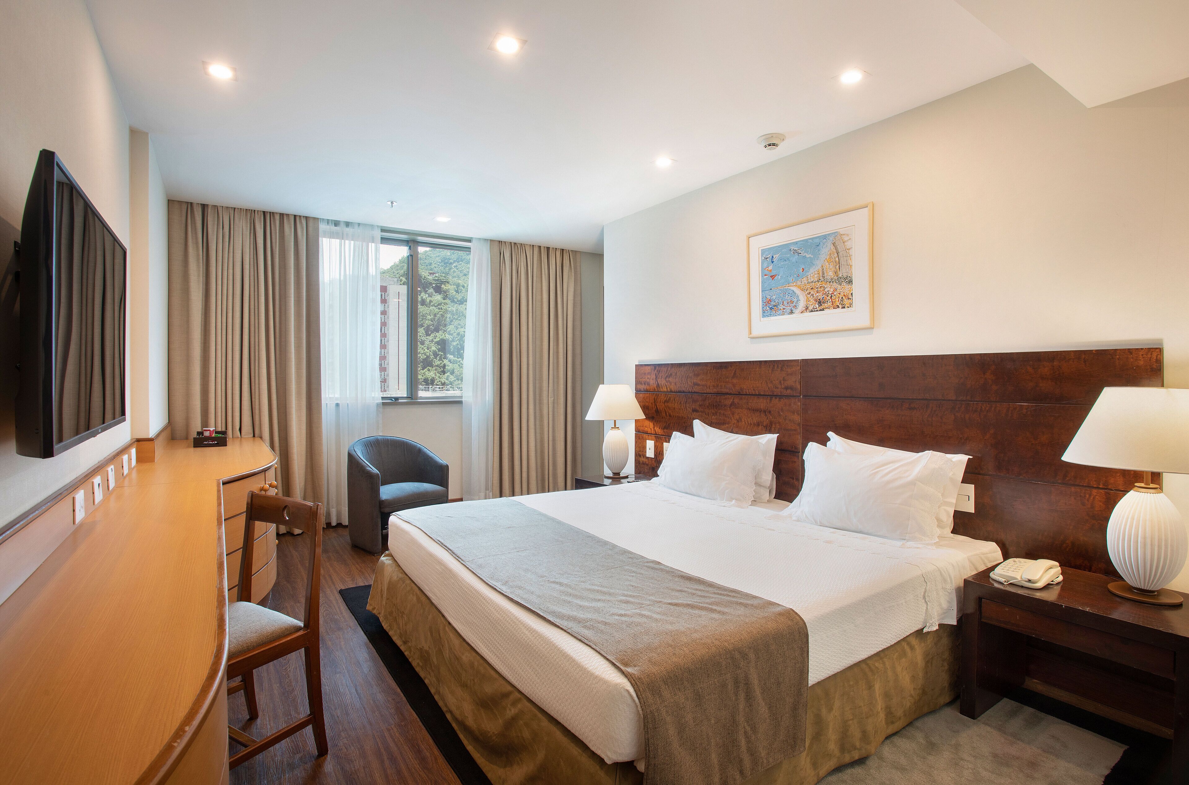 Frigobar, cofres nos quartos, escrivaninha