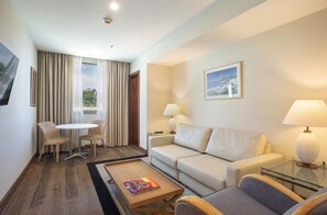 Junior Suite with City View | Minibar, in-room safe, desk, laptop workspace - Windsor Plaza Copacabana (Rio de Janeiro)