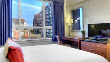 Standard Room, 1 Queen Bed | Desk, blackout drapes, iron/ironing board, free WiFi