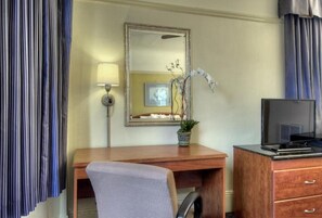 Escritorio, cortinas blackout y tabla de planchar con plancha 