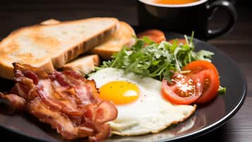 Daily buffet breakfast (CNY 100 per person)