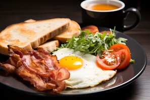 Daily buffet breakfast (CNY 100 per person)