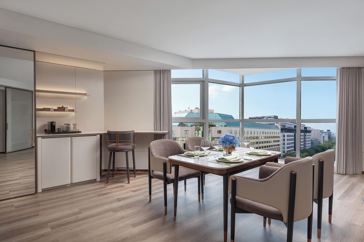 Panorama-suite - 1 kingsize-seng | 1 soveværelse, premium-sengetøj, dundyner, minibar