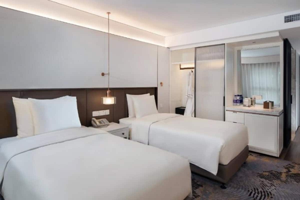 Premium bedding, down comforters, minibar, in-room safe