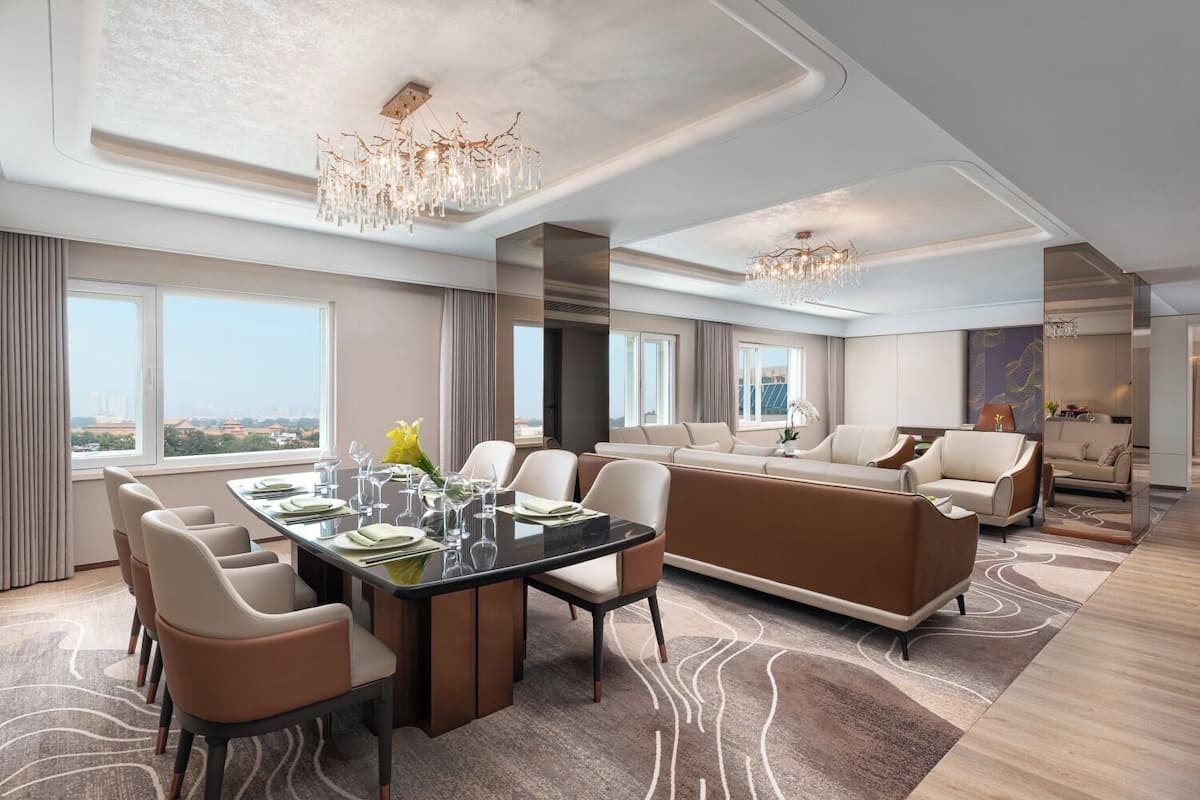 Suite Royal, 1 cama de matrimonio grande | Zona de estar | Televisión LCD de 43 pulgadas con canales por cable