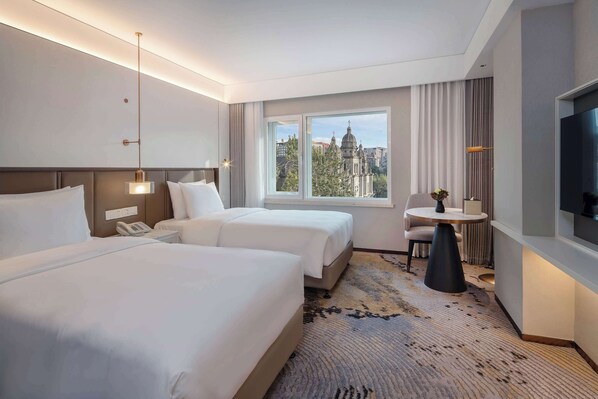 Ropa de cama de alta calidad, cubrecamas y minibar 