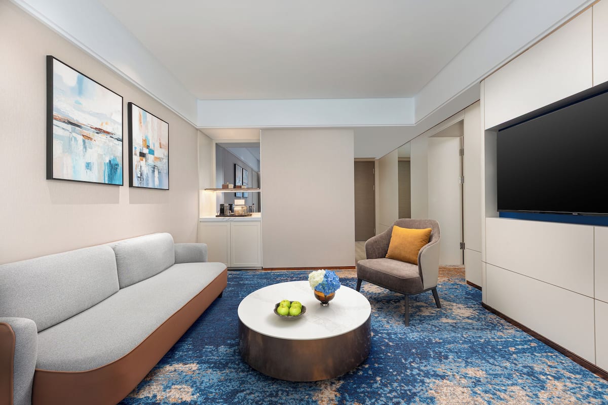 Executive suite, 1 kingsize bed, uitzicht op stad | 1 slaapkamer, luxe beddengoed, donzen dekbedden, een minibar