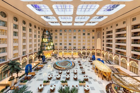 Restaurant. Sunworld Dynasty Hotel Beijing Wangfujing