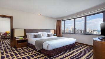 Business Suite | Minibar, in-room safe, blackout curtains, iron/ironing board