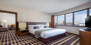 Business Suite | Minibar, in-room safe, blackout drapes, iron/ironing board