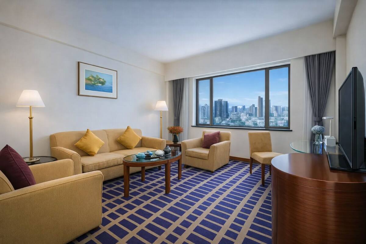 Business Suite | Premium bedding, minibar, in-room safe, desk