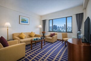 Business Suite | Minibar, in-room safe, blackout drapes, iron/ironing board