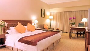 Minibar, in-room safe, desk, blackout drapes - Gloria Plaza (Suzhou)
