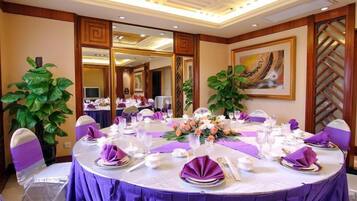 Breakfast, lunch and dinner served