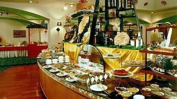 Breakfast, lunch and dinner served