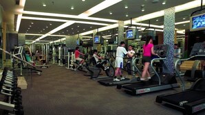 A gym with treadmills, weight machines, and mirrors. - Gloria Plaza Hotel Shenyang (Shenyang)