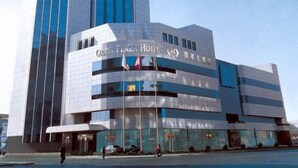 A modern hotel with a prominent vertical tower and a horizontal building section. - Gloria Plaza Hotel Shenyang (Shenyang)