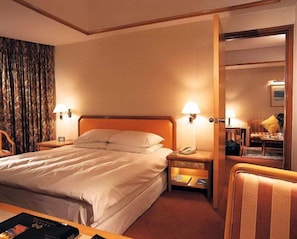 Minibar, in-room safe, desk, iron/ironing board