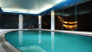 Innendørsbasseng