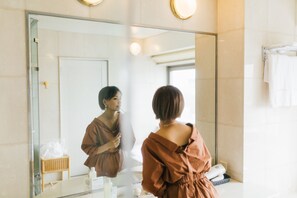 Hair dryer, slippers, electronic bidet, towels - Hakata Excel Hotel Tokyu (Fukuoka)