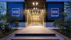 Der Eingang des Excel Hotel Tokyo mit einem gefliesten Weg, der zum Empfang führt.