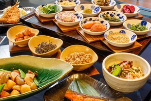 Daily buffet breakfast (JPY 2800 per person)