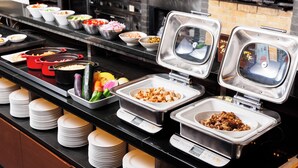 Ein reichhaltiges Buffet mit verschiedenen Speisen und Besteck.